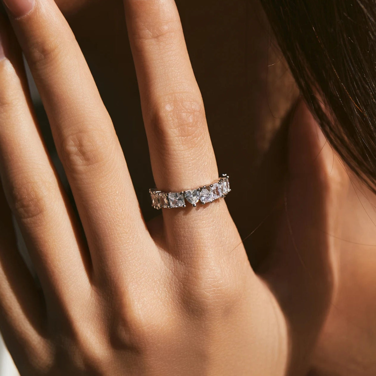 Zoomed-in view of different stone shapes—round, square, and teardrop—on Luna band.