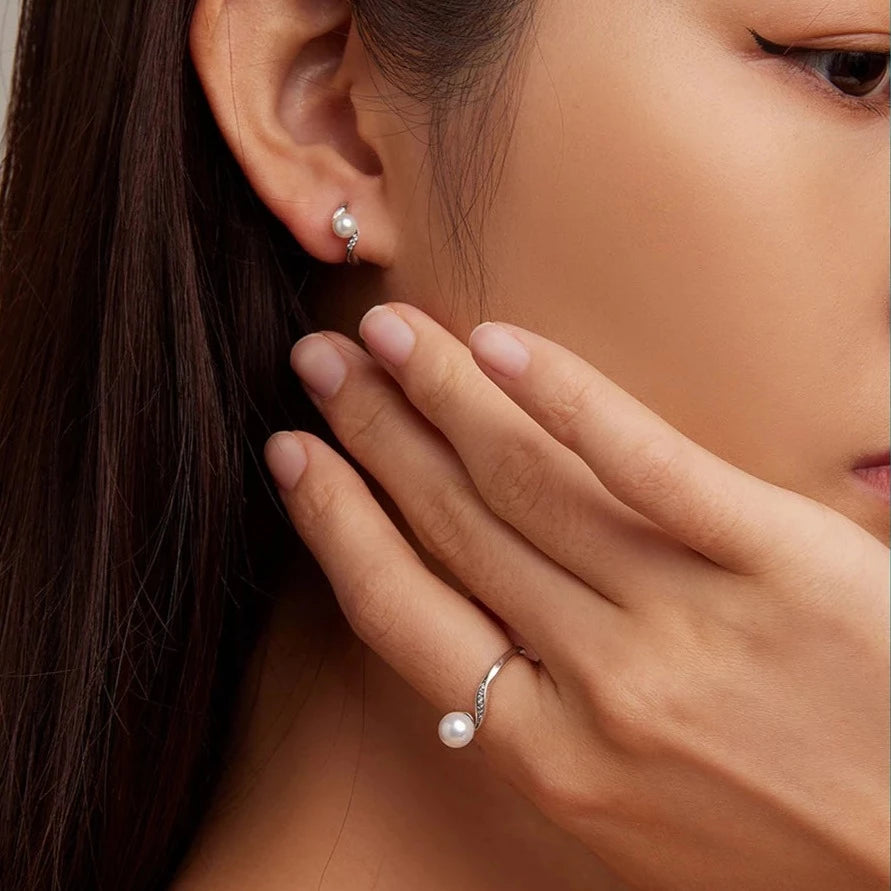 Model wearing the Pearl Elegance Silver Ring showcasing its elegant wave design and shimmering cubic zirconia accents
